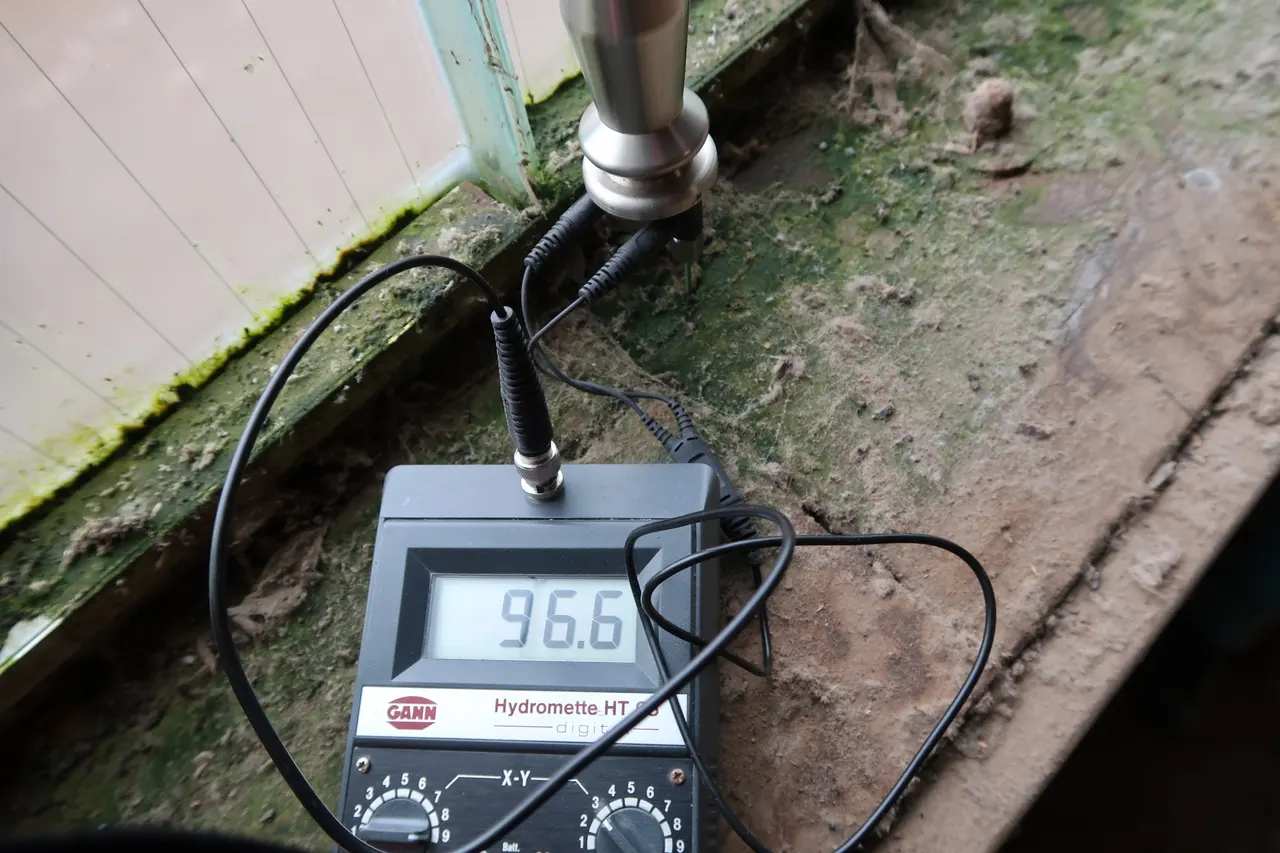 A moisture measurement on a wooden building component